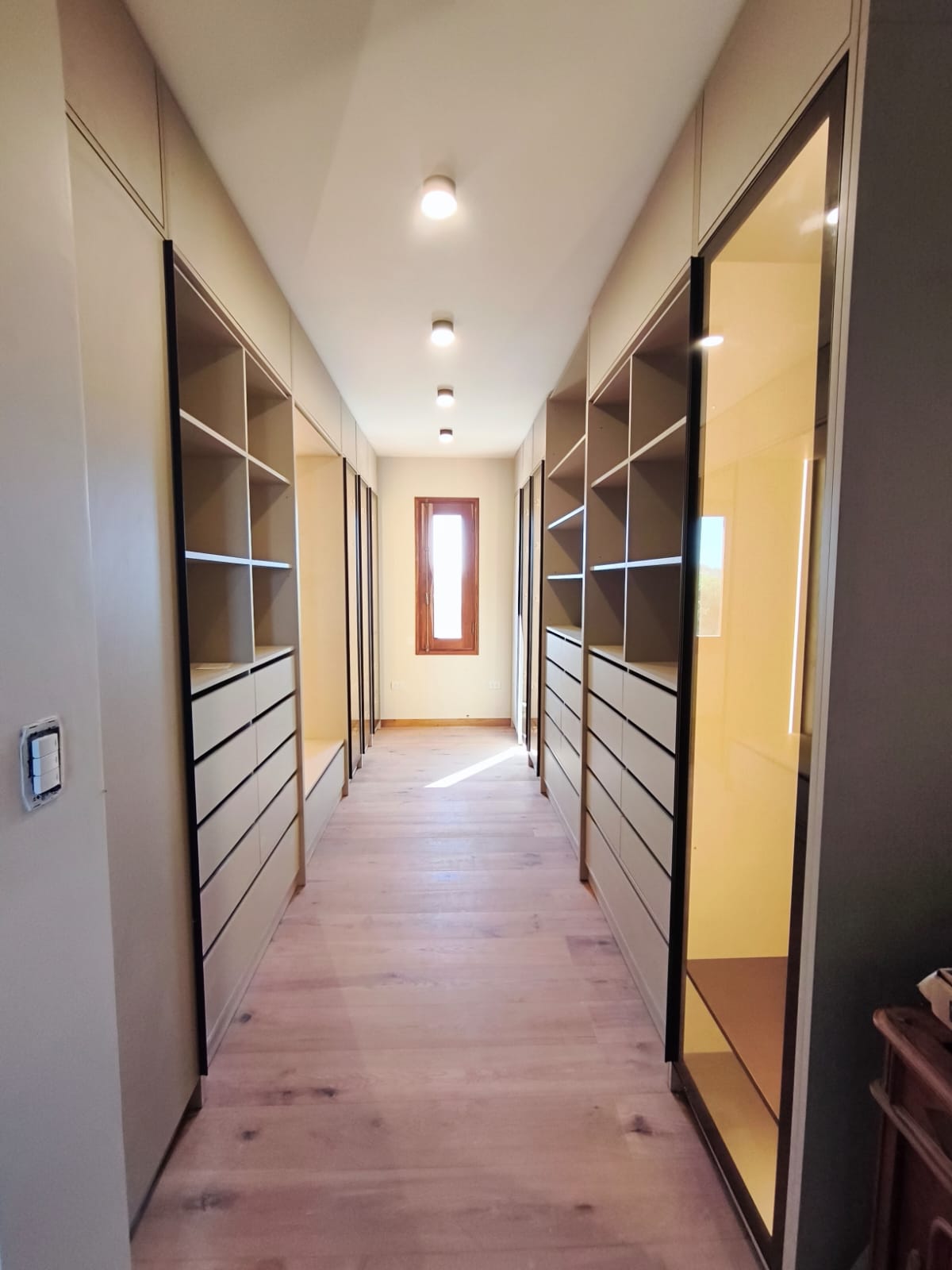Vestidor en Melamina Textil beige con Puertas de Vidrio